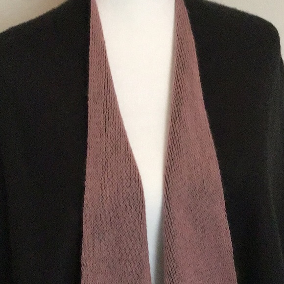 Vince Camuto ruana/wrap in softest black/deep dusty rose acrylic, One Size - Picture 4 of 10